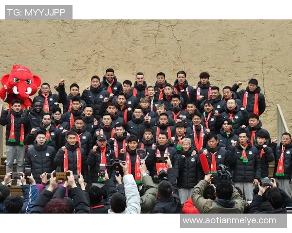 足球明星齐聚一堂大头合照展现团结与友谊的精彩瞬间